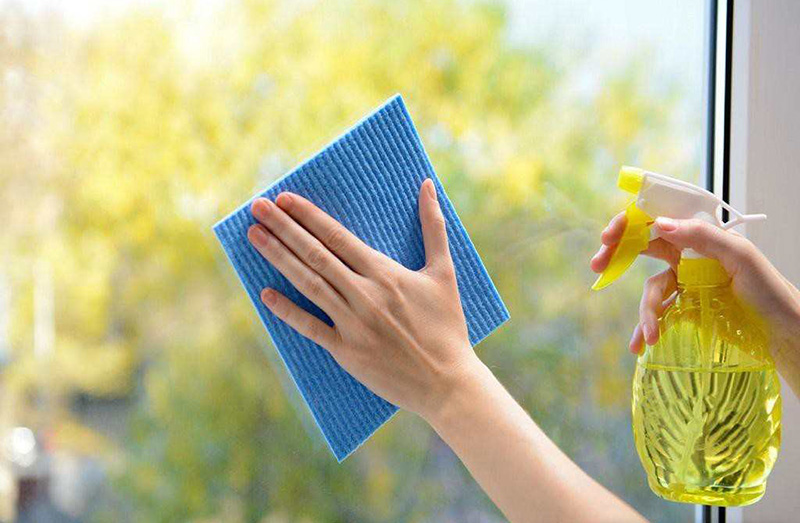 Vệ sinh sạch sẽ cửa kính