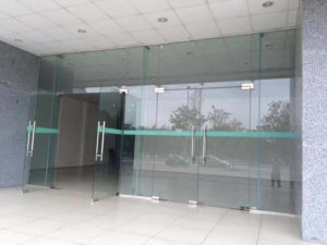 Cửa kính cường lực mở quay