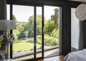 Cửa làm bằng kính cách âm vừa đảm bảo sự yên tĩnh vừa an toàn và thẩm mỹ