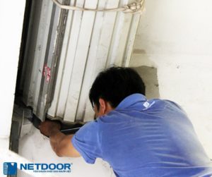 Thao tác lắp cửa cuốn cần thực hiện đúng kỹ thuật, chính xác