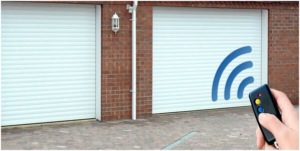 Điều khiển hết pin khiến cửa cuốn không thể mở được