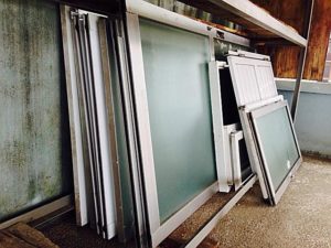 Cửa kính thanh lý giá rẻ nhưng tiềm ẩn nhiều rủi ro cho người dùng