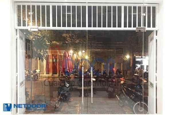 Cửa kính mở quay