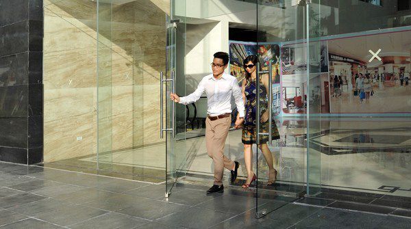 cửa kính được sử dụng phổ biến cho nhà hàng