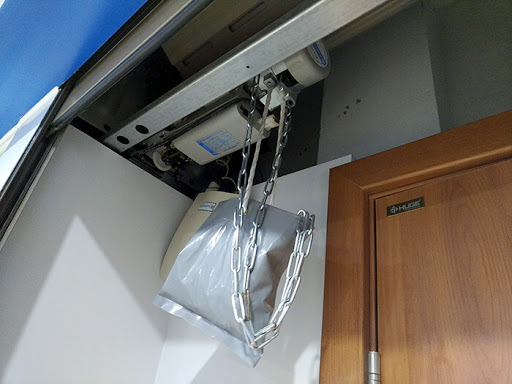 Mở cửa cuốn như thế nào khi bị mất điện