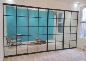 Vách ngăn bằng nhôm kính phù hợp cho nhiều không gian